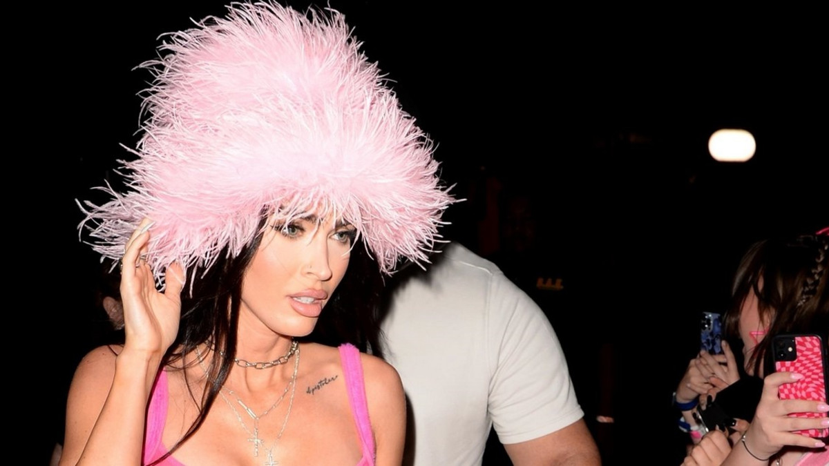 Alatissiä reilusti esillä! Megan Fox käänsi päät Floridassa