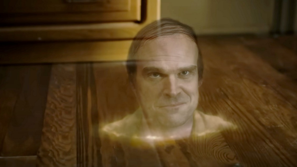 Netflix tarjoaa pian kauhukomedian Meillä asuu aave - pääosassa David Harbour