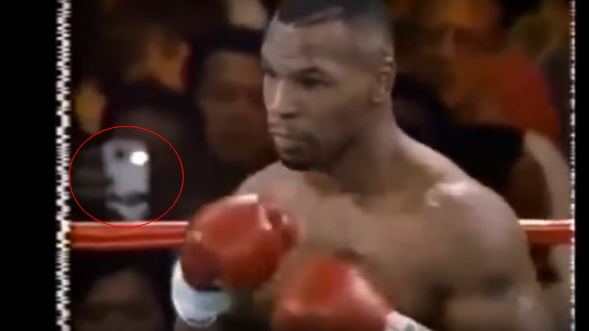 Höpöjuttuja? Aikamatkailija kamerakännykän kera vuoden 1995 Mike Tyson -matsissa