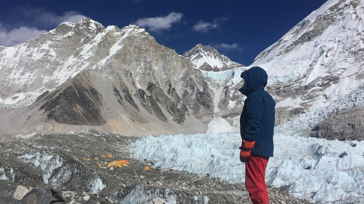 Mies piileskeli luolassa Mount Everestillä! Hölmön tempun takia 20 000 euron sakot