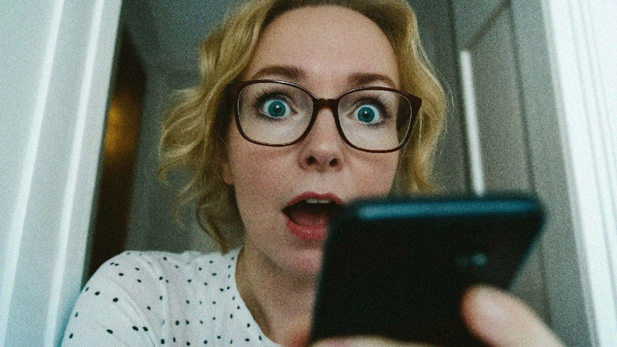 Löydätkö neljä eroavaisuutta poseeraavasta nuoresta naisesta? Haaste tarkkasilmäisille