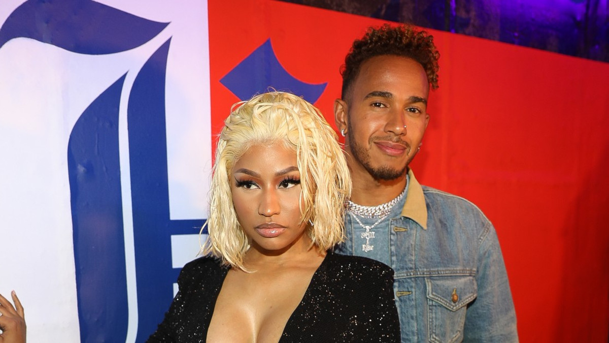 Nicki Minaj repäisi valtavalla rintavaolla - F1-tähti Lewis Hamilton myhäili vieressä