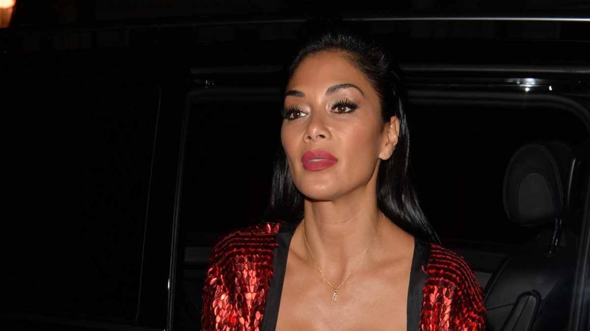 Nicole Scherzinger käänsi katseet uhkealla rintavaollaan
