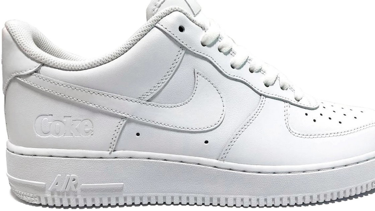 Nike Air Force 1 -kengistä valkoinen Coca-Cola-versio - kuvat