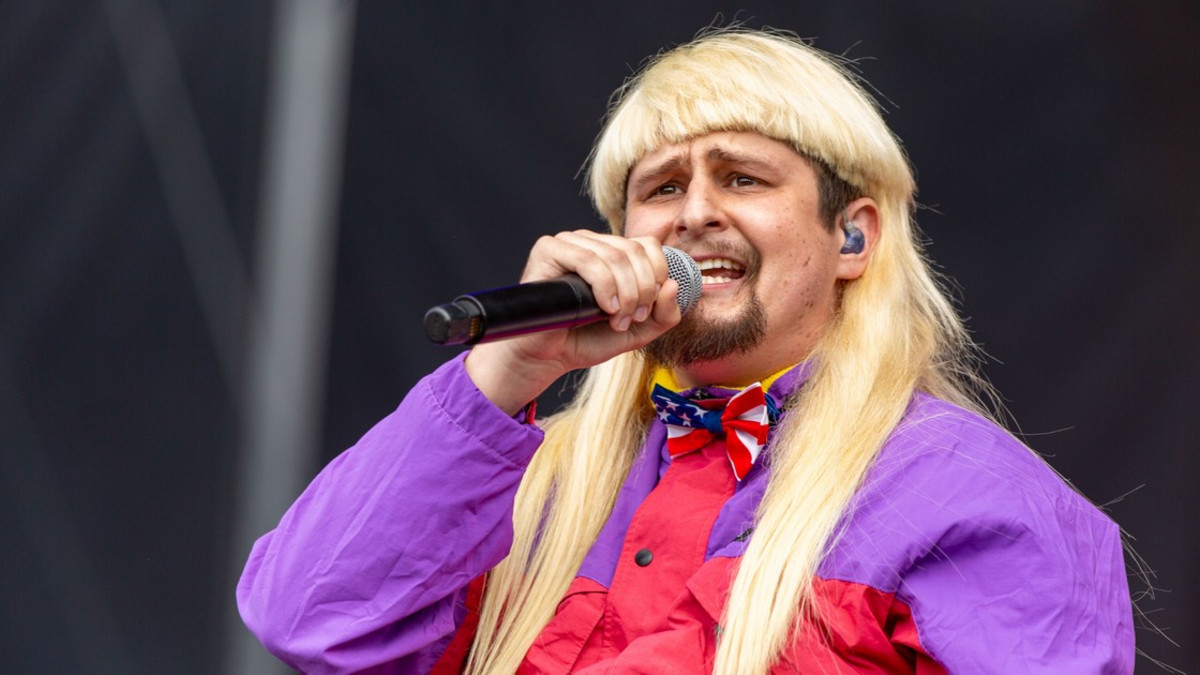 Oliver Tree julkaisi jälleen hulvattoman musiikkivideon Fairweather Friends