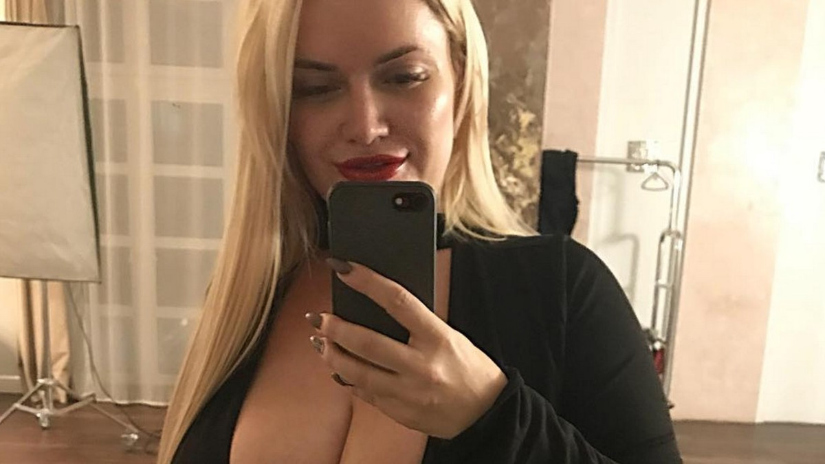 Huh, mitkä kurvit! Venäläinen povipommi Olyria Roy on Instagram-helmi
