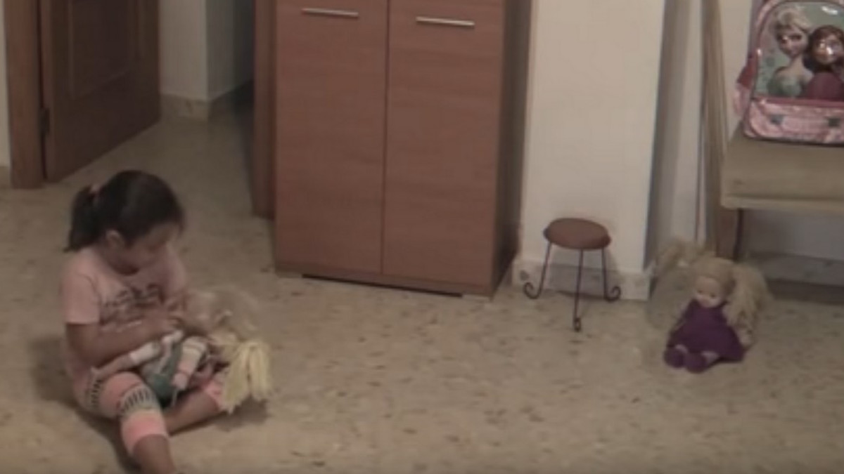 Hyytävä videotallenne: nukke liikkuu itsekseen pikkutytön vieressä