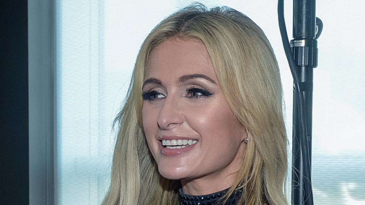 Wow, Paris Hilton veti DJ-keikan rohkeassa asussa