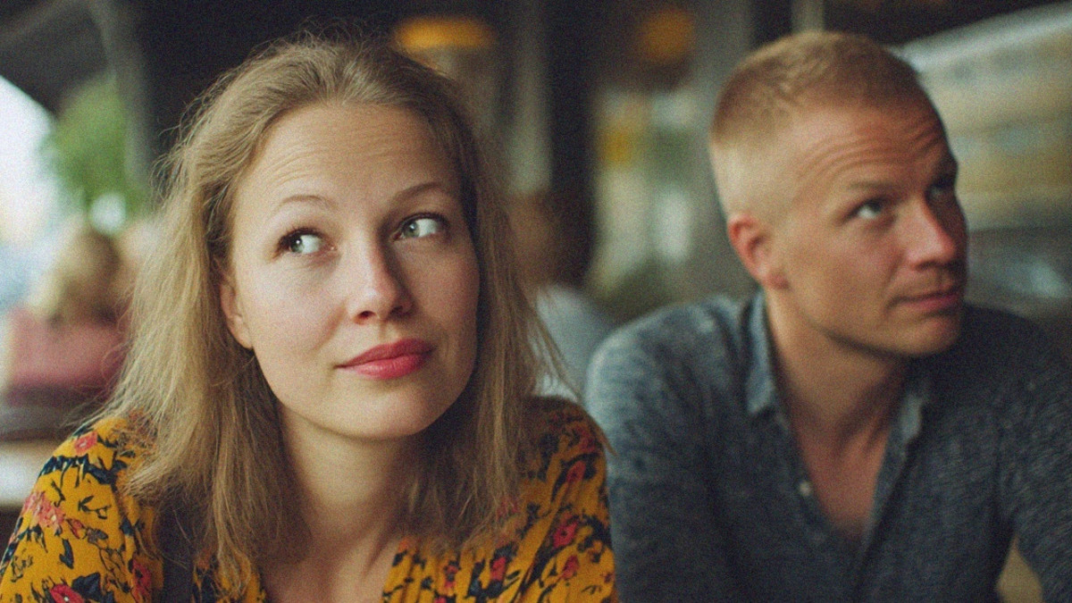 Kumppani vilkuilee muita - pitäisikö huolestua vai ei?