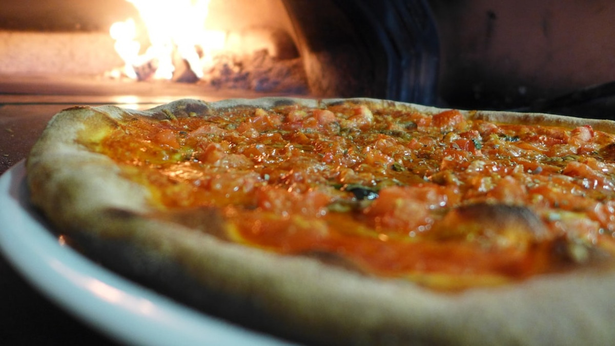 Tässä menee maailman suurin kotiinkuljetus-pizza - kuuluu nyt myös ravintolan ruokalistalle