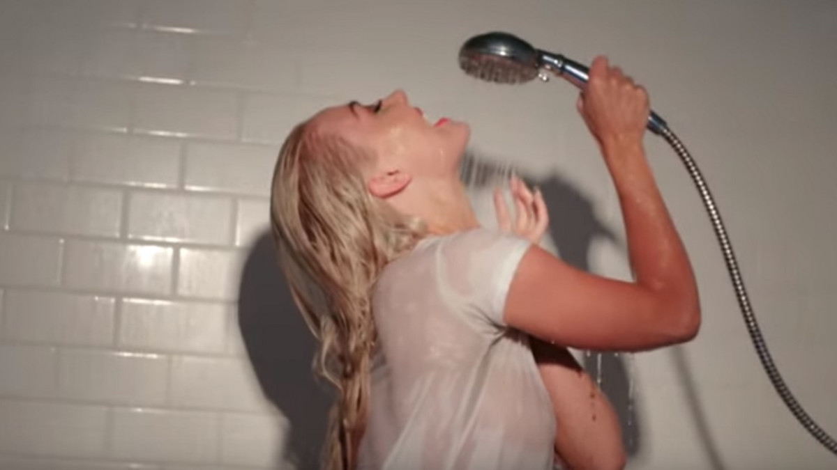 Seksikkäin nais-dj kävi suihkussa kameran edessä