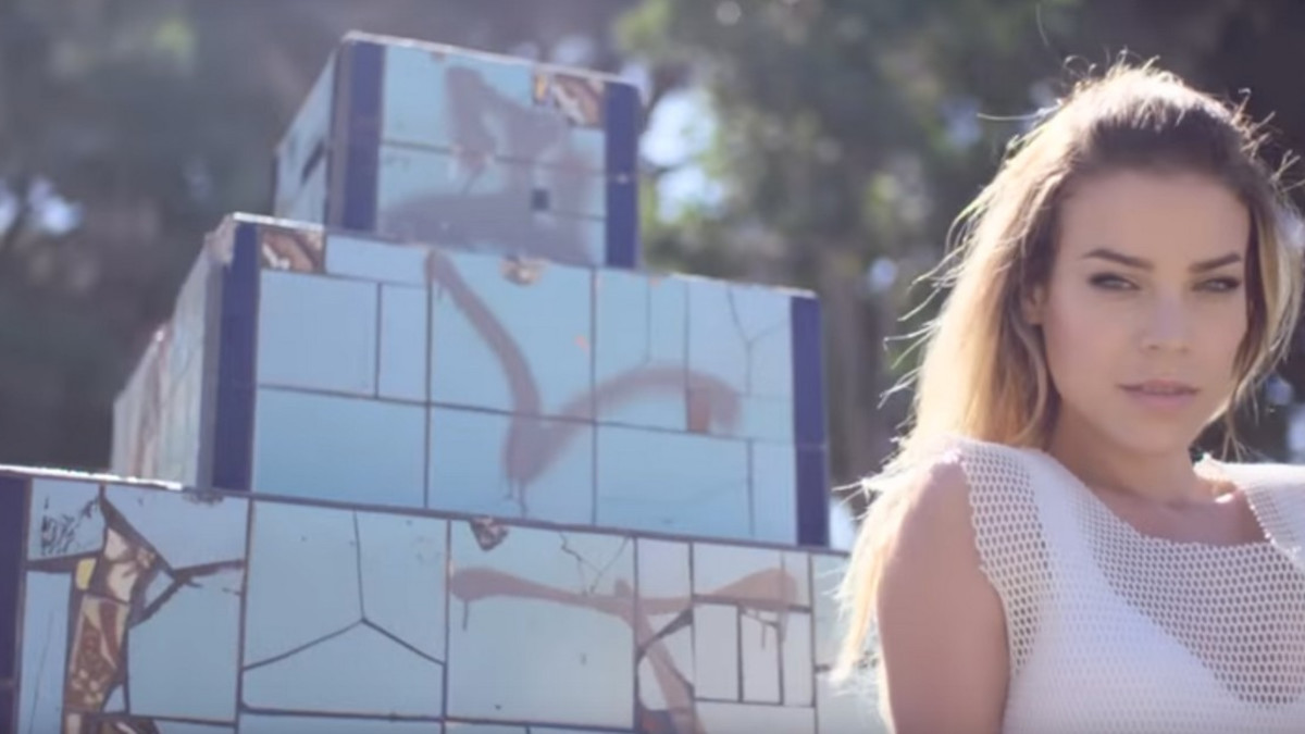 Seksikäs nais-DJ suostui Playboyn kuvauksiin