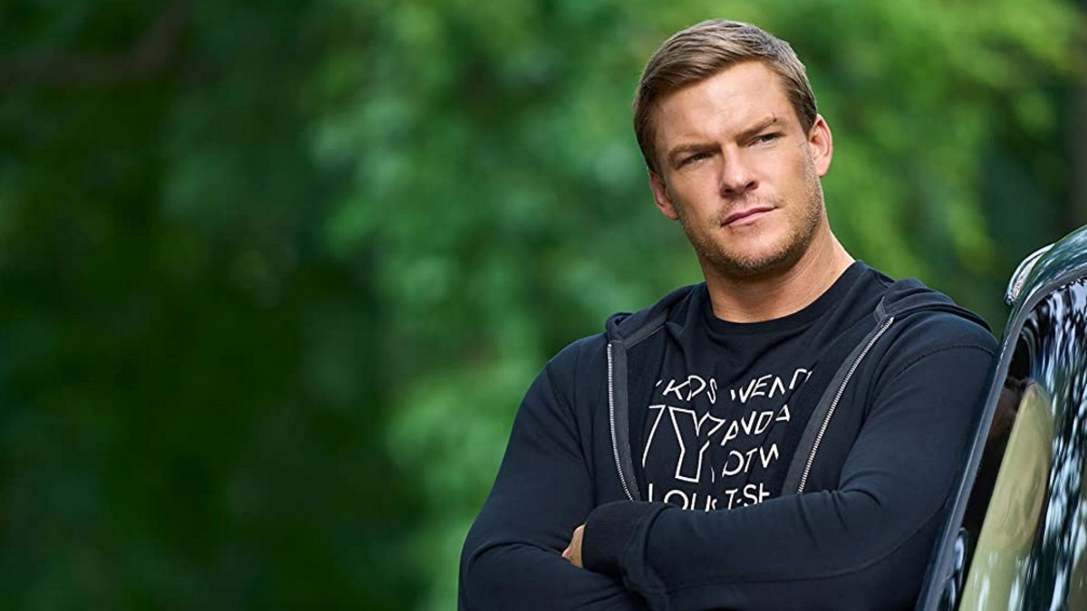 Mikä lihaskimppu ilman paitaa! Reacher-tähti Alan Ritchson hemmottelee fanejaan