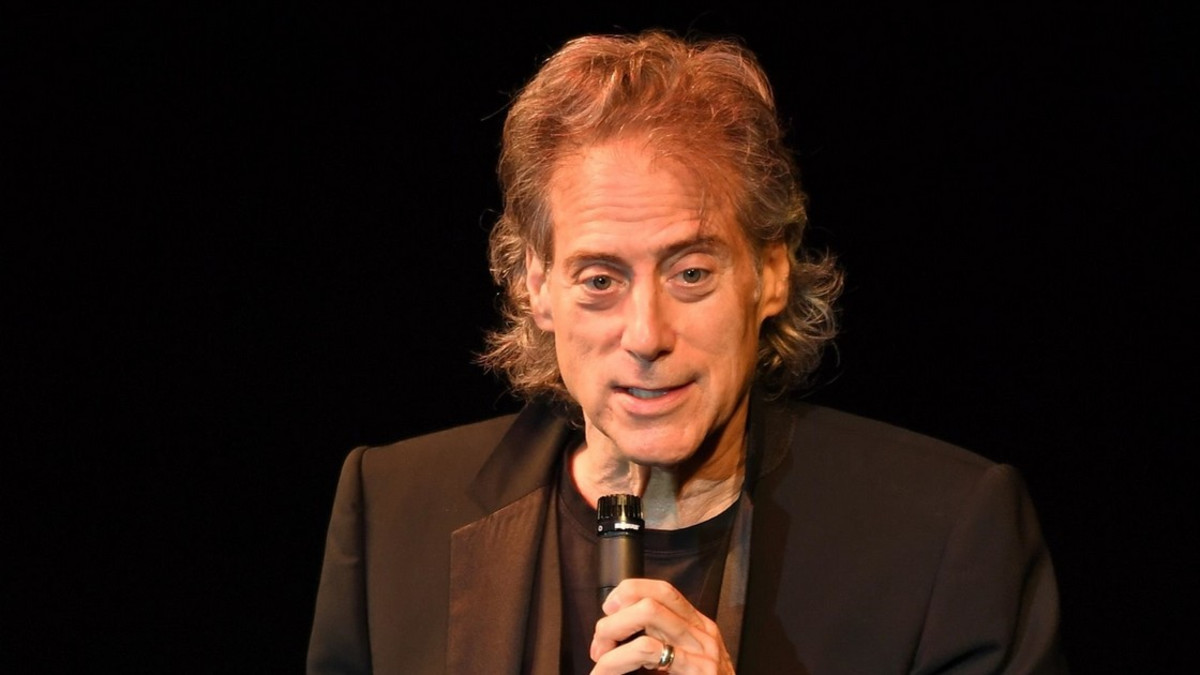 Koomikko Richard Lewis on kuollut
