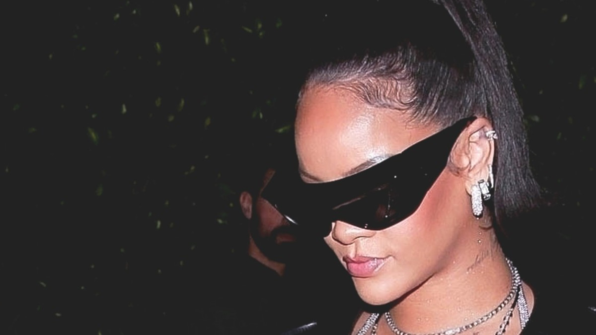 Jopas on rohkeaa! Rihanna ihastutti avonaisessa takissa