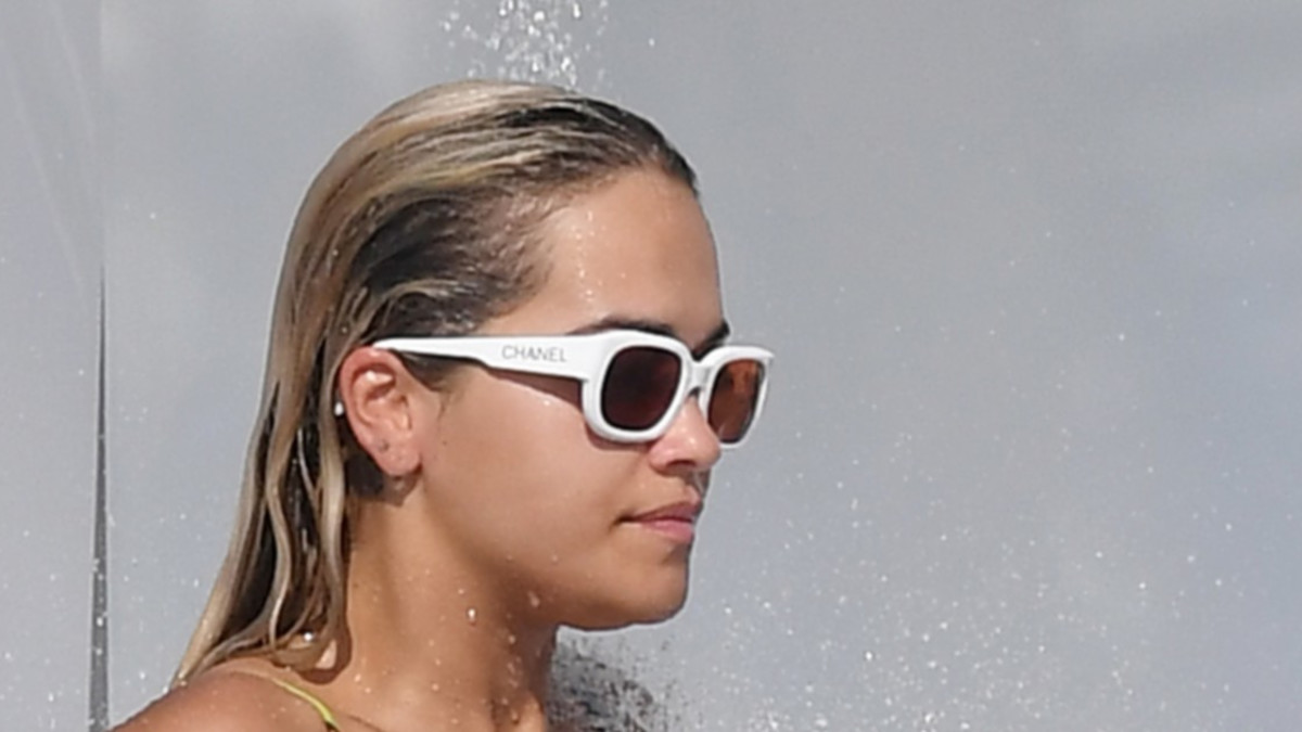 Hehkuva Rita Ora kuvattiin uikkareissa