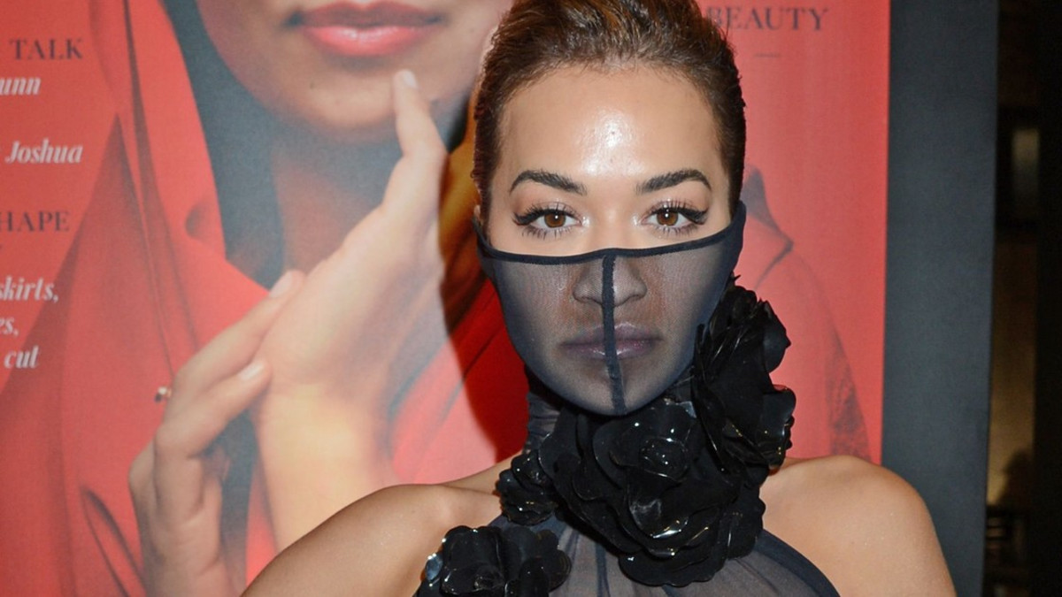Miten rohkeaa! Rita Ora lähes rinnat paljaina gaalatunnelmissa