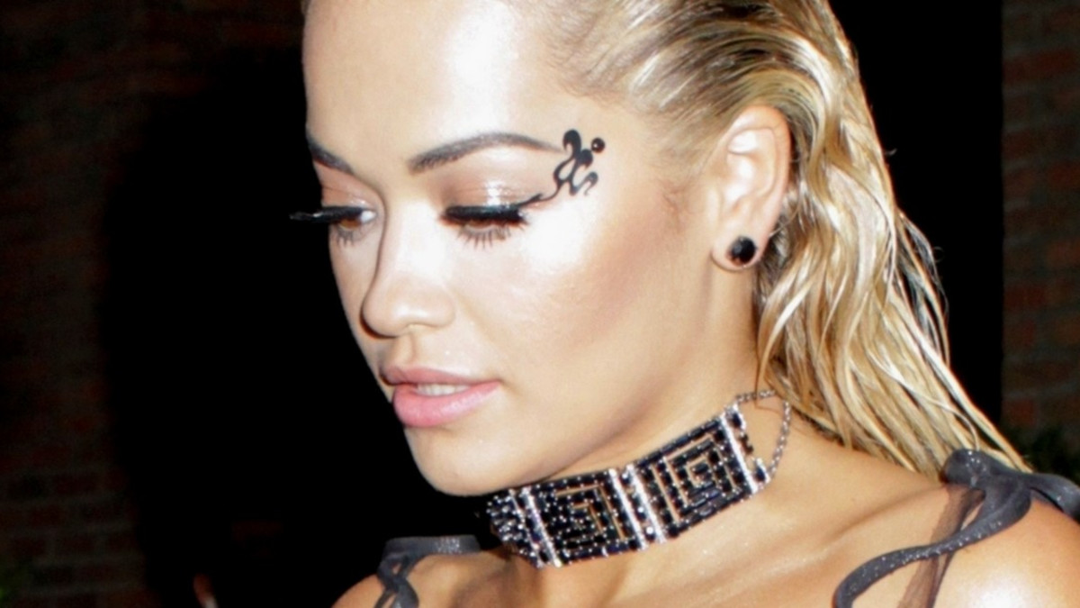 Mitä on päälläsi Rita Ora? Paljastaa lähes kaiken