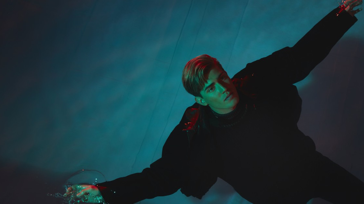 Robin Packalen julkaisi Benefits-singlen - musiikkivideolla mukana myös Suomen Instagram-tähti Joalin Loukamaa