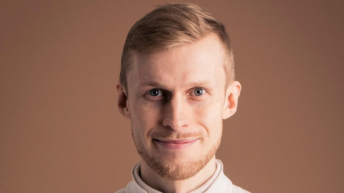 Roni Back julkaisee kirjan Matkani somen huipulle