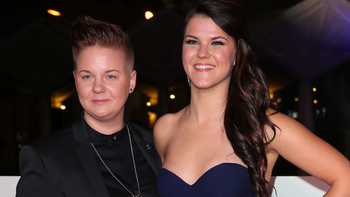 Saara Aalto samoissa juhlissa Iso-Britannian pääministerin kanssa