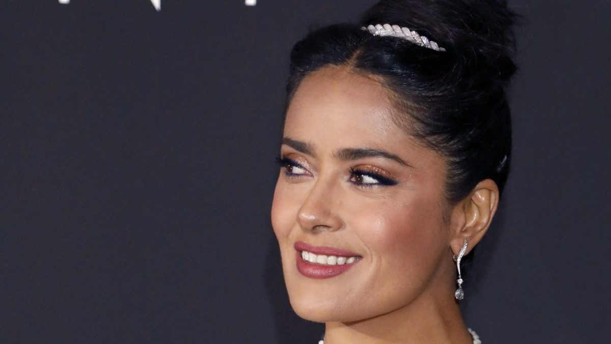 Salma Hayek käänsi päät uhkealla povellaan