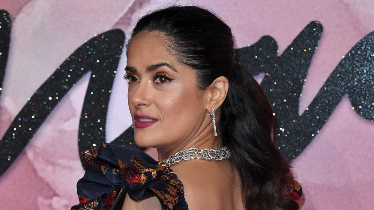Salma Hayek: "miesnäyttelijöiden suostuttava palkanalennuksiin naisten puolesta"