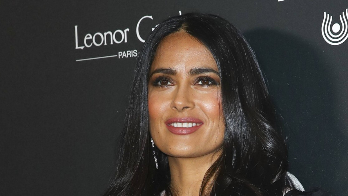 Uhkea Salma Hayek käänsi päät Pariisissa