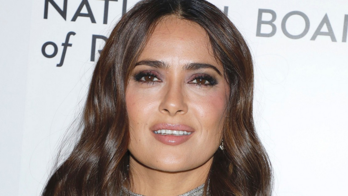 Oho! Salma Hayek julkaisi rintavia Instagram-kuvia