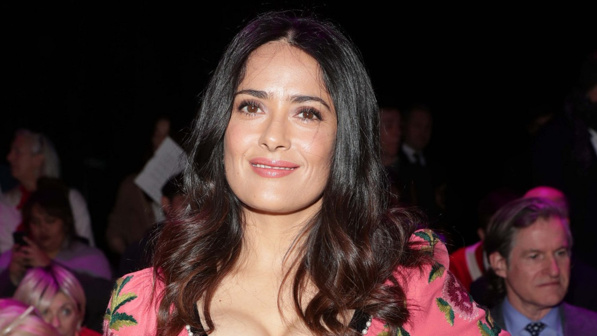 Salma Hayekin uhkea rintavako käänsi katseet