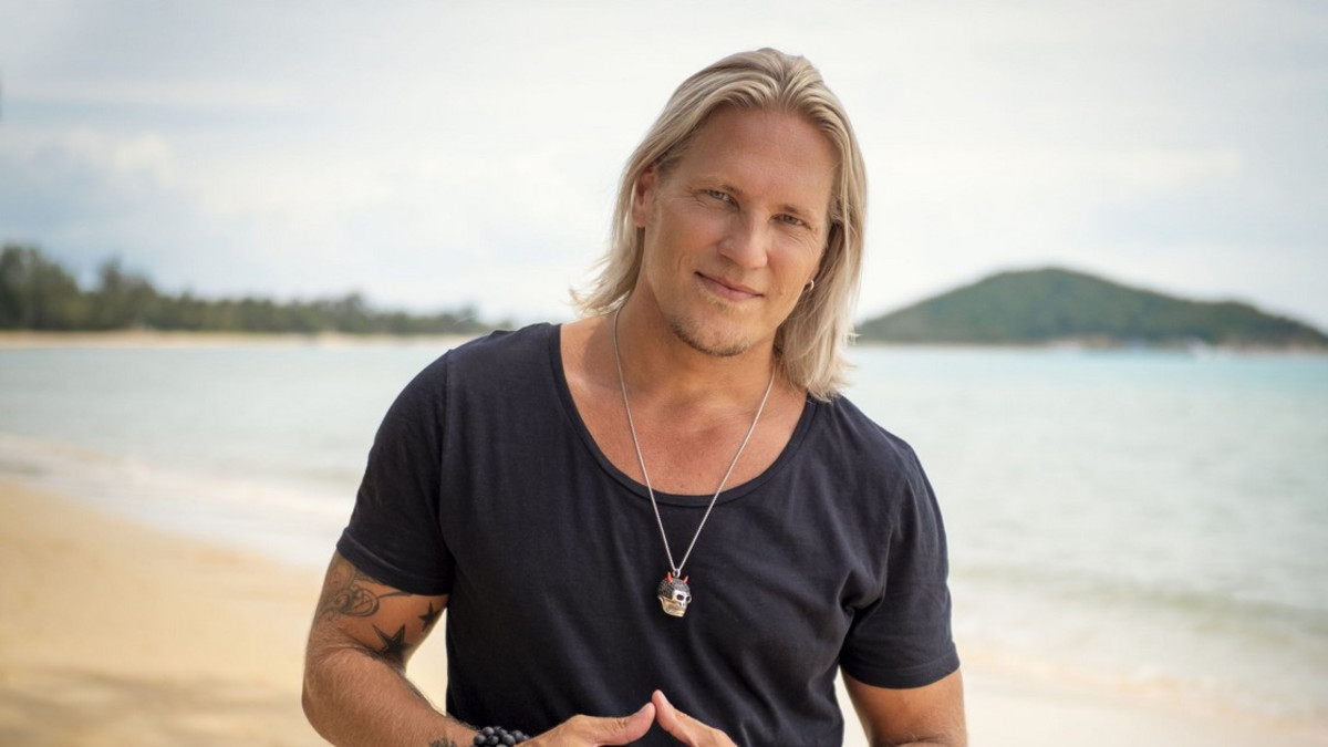 Temptation Island Suomi -juontaja Sami Kuronen sai oman biisin - Mariska yllätti Vain elämää -ohjelmassa