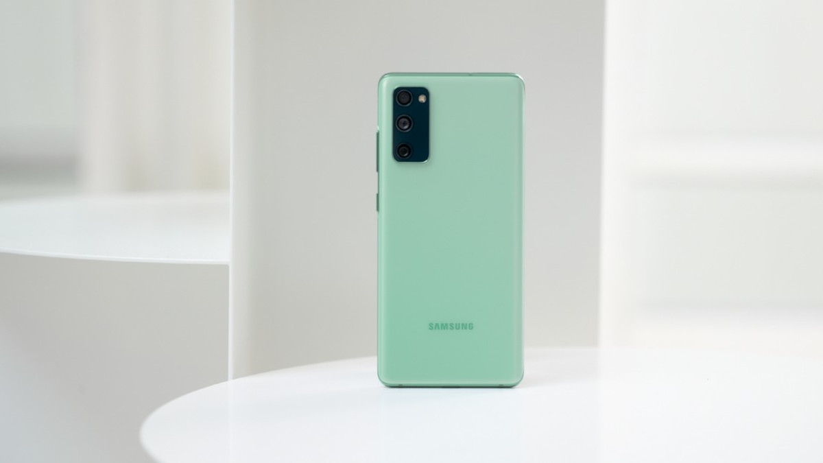 Samsung esitteli Galaxy S20 FE -kännykän - laadukas kolmoiskamera, 5G-valmius, 120Hz näyttö...