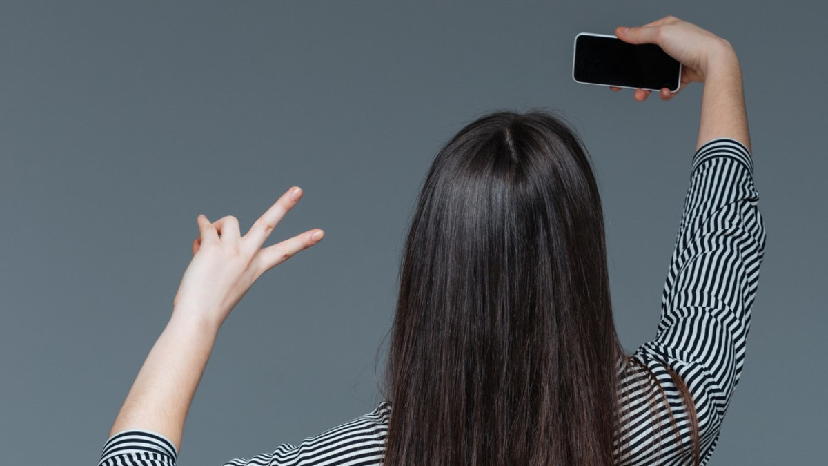 Tinder antoi bannit Instagram-mallille - Holly Valentine liian kaunis ollakseen totta? (kuvat)