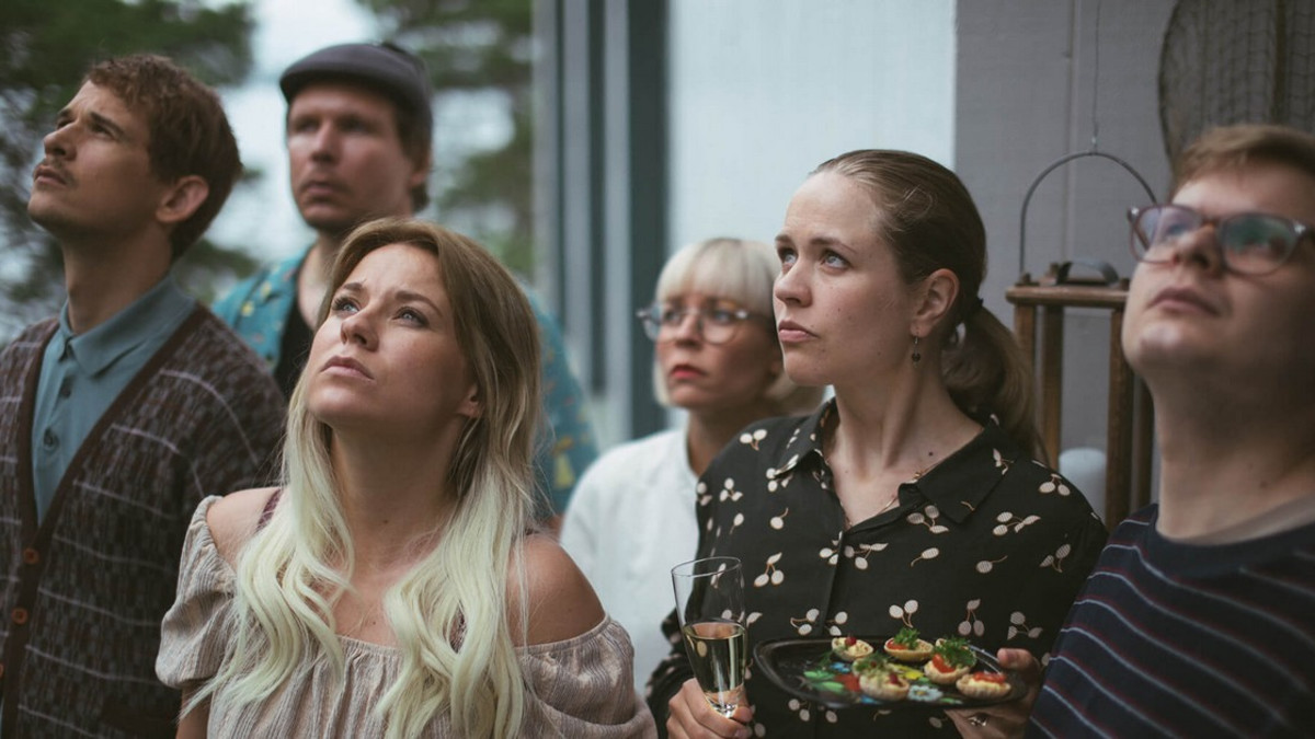 Tältä näyttää kotimainen komedia Seurapeli - Emmi Parviainen, Laura Birn, Eero Milonoff ja Paula Vesala tähdittävät 2020