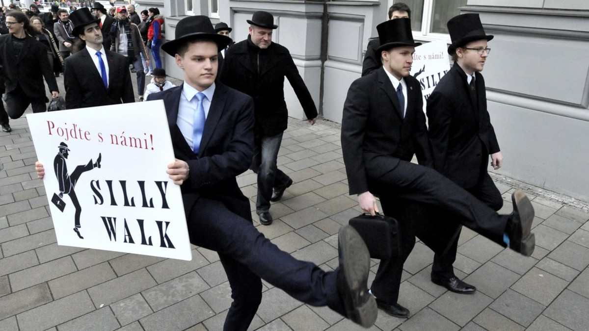 Monty Pythonin inspiroima International Silly Walk Day järjestettiin jälleen - kuvat