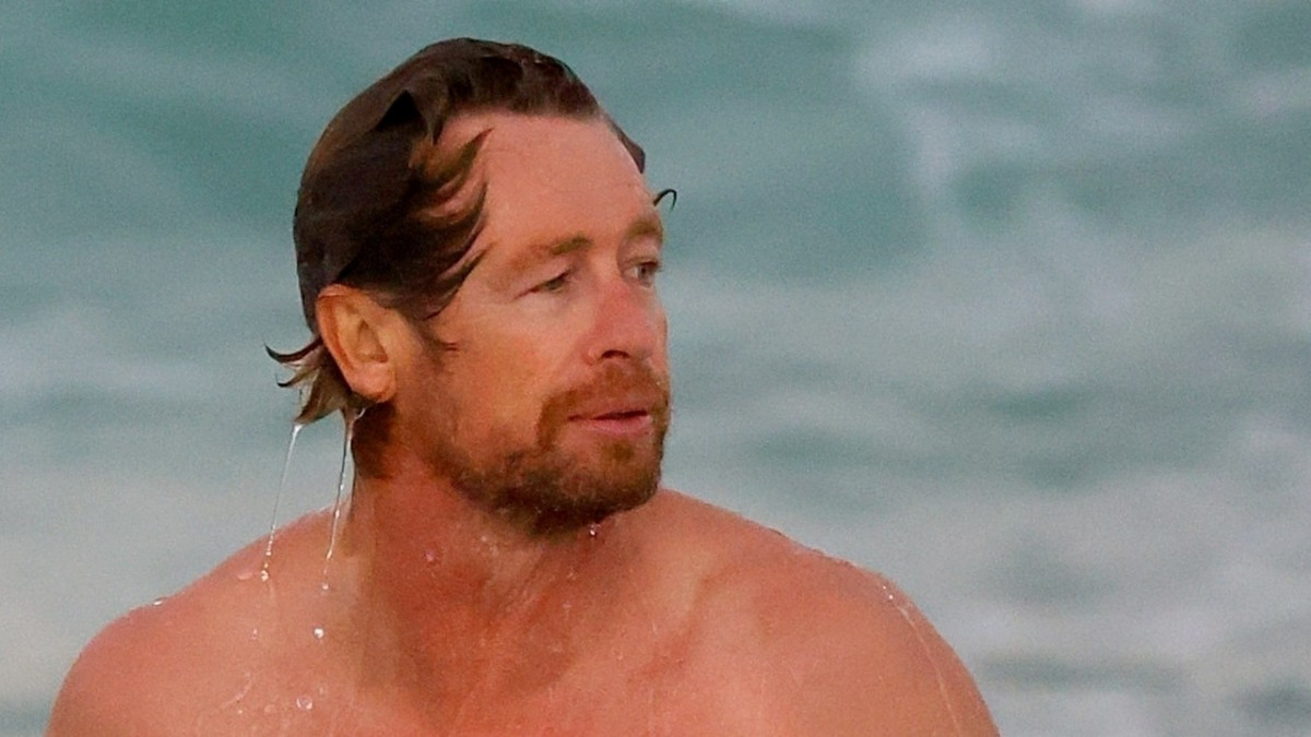 Mentalist-komistus Simon Baker viiletti rannalla ilman paitaa