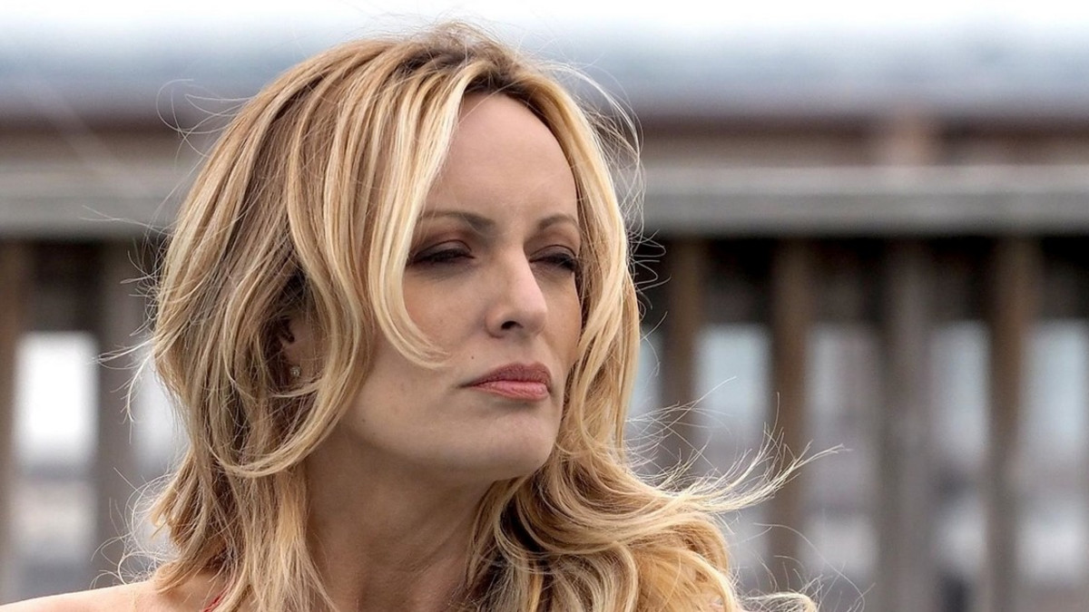 Trump-kohusta tuttu Stormy Daniels bikineissä altaalla - paparazzi iski