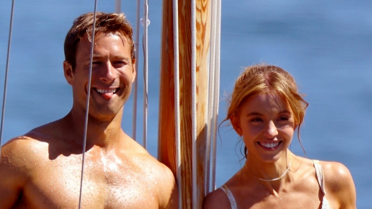 Sydney Sweeney bikineissä ja komea Glen Powell paidatta