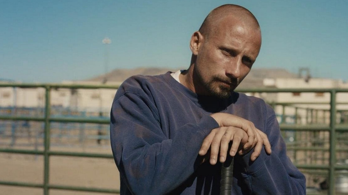 Netflix nyt: Paatunut rikollinen osallistuu vankilan kuntoutusohjelmaan hevosten parissa elokuvassa The Mustang