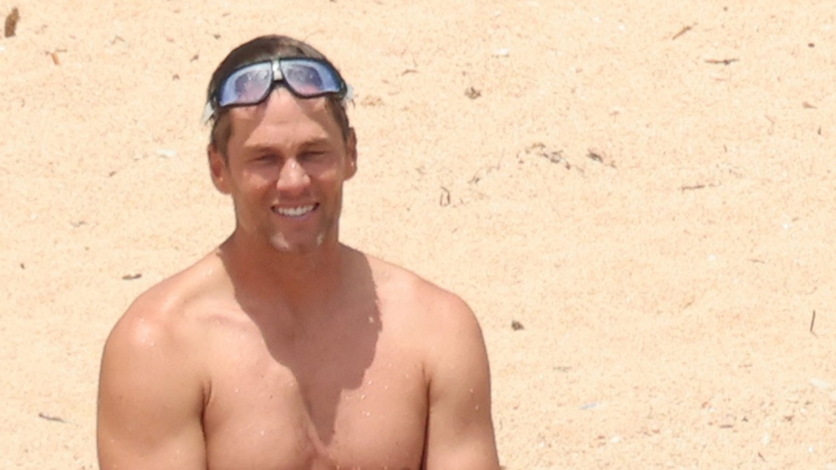 Jenkkifutari Tom Brady ilman paitaa