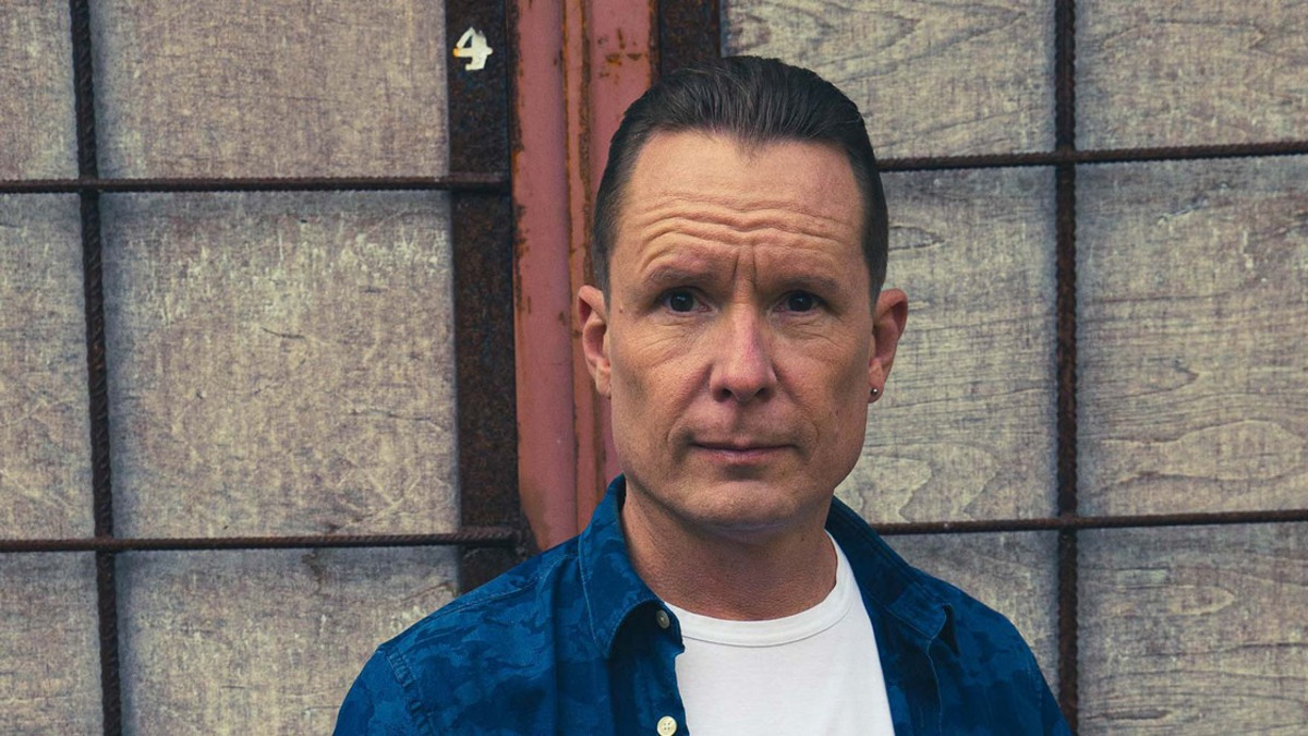 Urheiluselostajana tunnettu Tomi Tuominen julkaisee taas musiikkia - Kuin veljeksii julki 8.11.