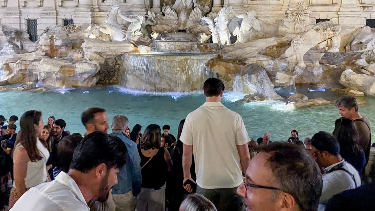 Näin uskomattoman paljon Fontana di Trevin suihkulähteeseen heitetään rahaa