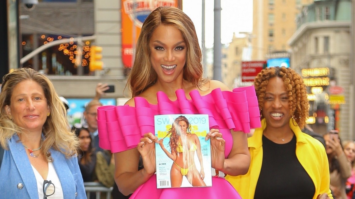 Aiempaa uhkeampi Tyra Banks palasi Sports Illustrated Swimsuit -lehden kanteen - video kuvauksista