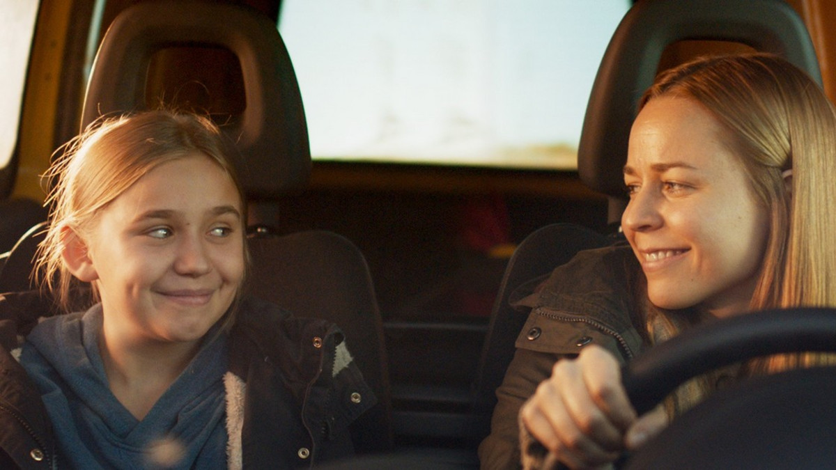 TV2 tänään: Linnea Skog ja Paula Vesala palkitussa Tyttö nimeltä Varpu -elokuvassa