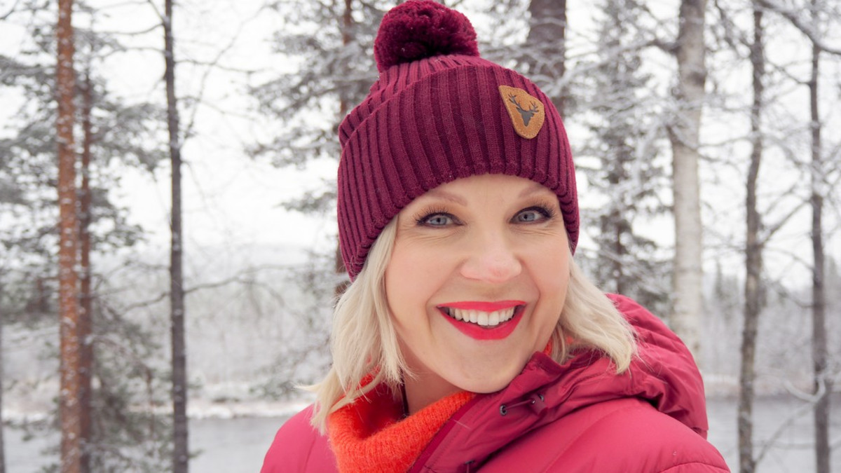 Nudesisumuija! Vappu Pimiä julkaisi hauskan (ja sensuroidun) nakukuvan