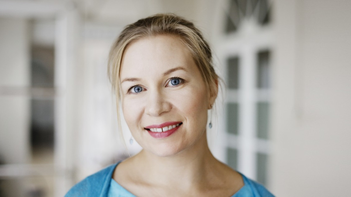 Arianna de Bellis -dekkarisarjasta tuttu Vera Vala julkaisi rakkausromaanin Aprikoosiyöt