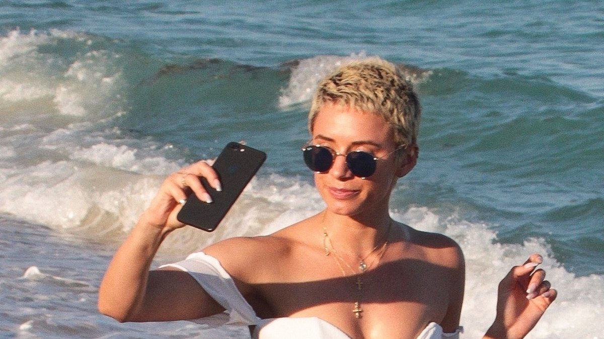 Mikä bikinipeppu! Snapchat-kaunotar rannalla