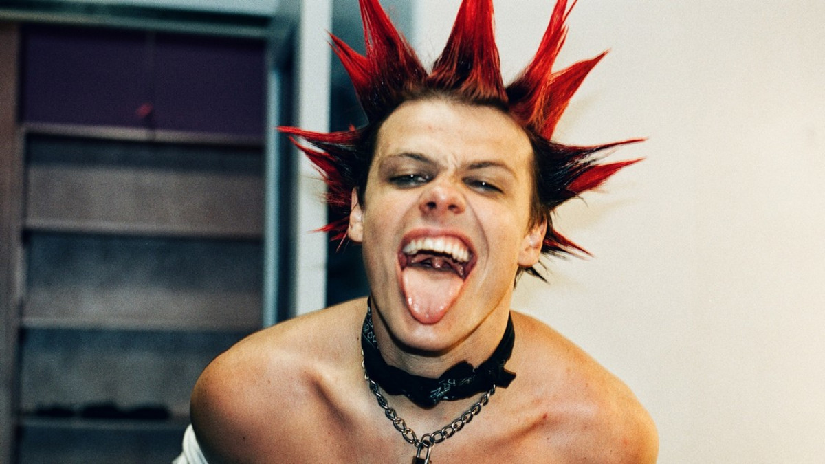 Yungblud: uusi musiikkivideo God save me, but don't drown me out