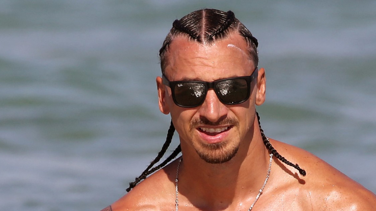 Zlatan Ibrahimovic palloili ilman paitaa
