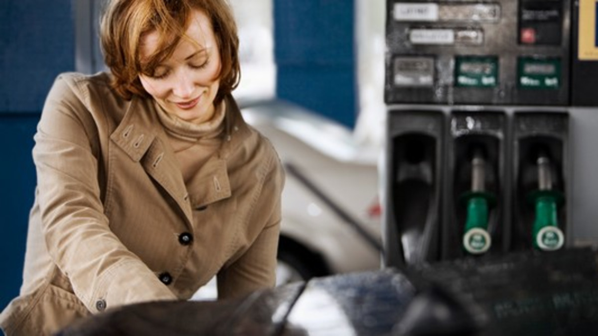Päätös: naisten autokoulu saa olla kalliimpi, koska miehet ovat parempia kuskeja